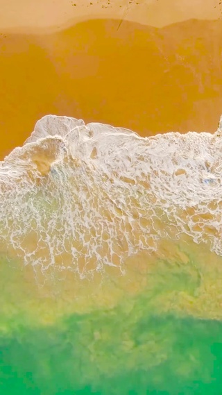 俯看海滩浪花