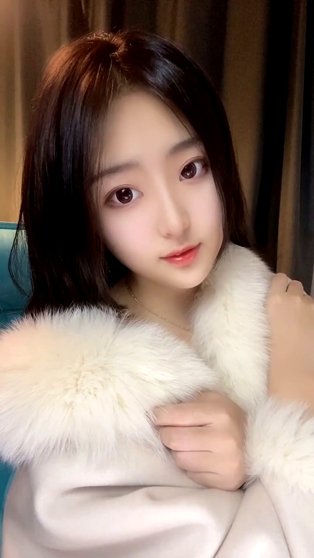 鹅蛋脸可爱女孩