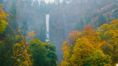 秋天高山瀑布