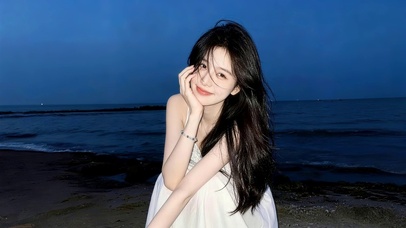 夜晚海边女孩