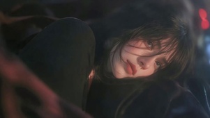 氛围感短发美女