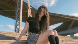 长发短裙女孩