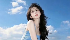 蓝天下可爱女孩