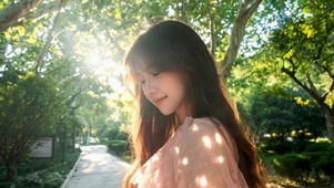 林间逆光清新长发美女