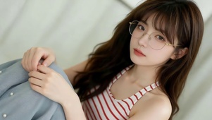 清纯眼镜女孩