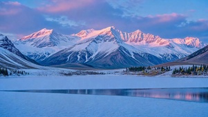 晨光日照金山湖泊雪景