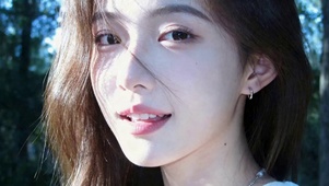 林间阳光下的清纯美女