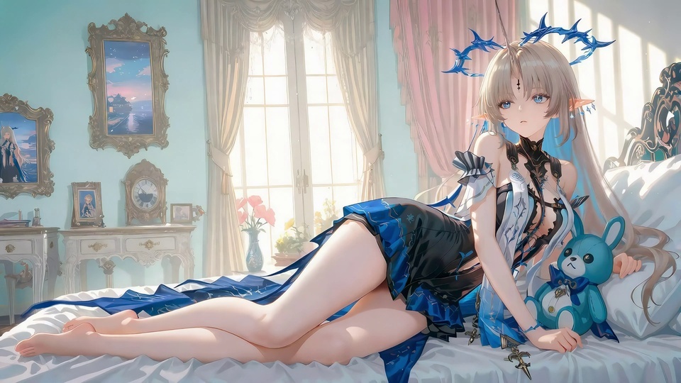 蓝瞳尖耳少女侧卧在铺白床品的床上，身处点缀雕花装饰与挂画的欧式浅色卧室。