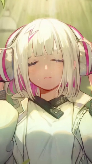 超可爱短发白毛少女聆听音乐