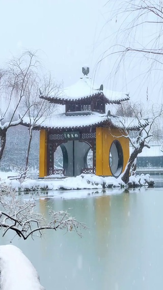 轻素剪云端，江南雪不寒，如诗如画的江南，在这苍茫的大地上，一尘不染。