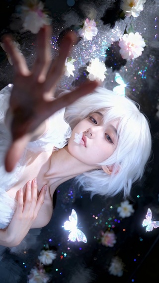 白蝶与繁花中的银发梦幻佳人