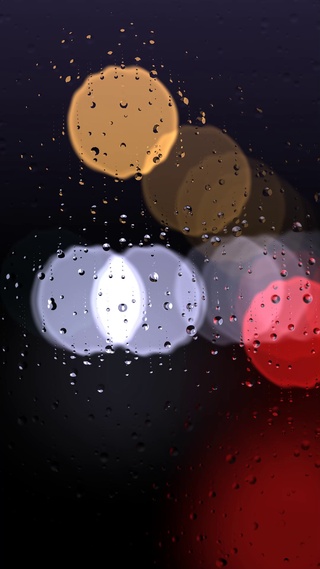 雨中车行霓虹灯