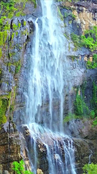 壮观山间瀑布4K