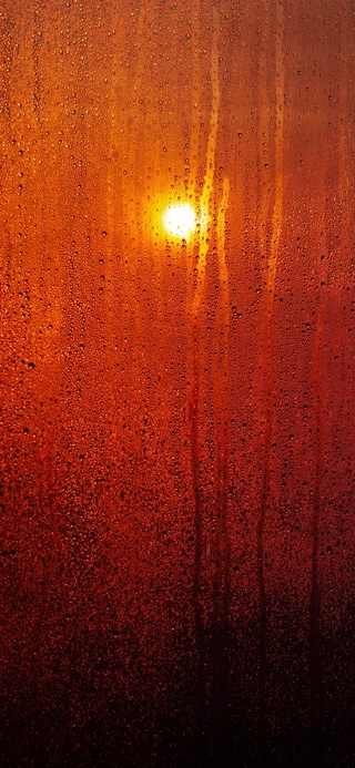 窗外雨滴滑落