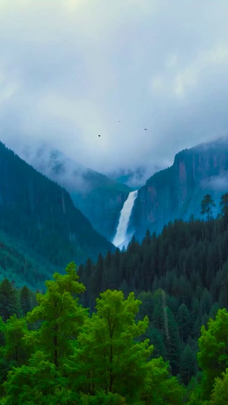 雨天高山云雾瀑布