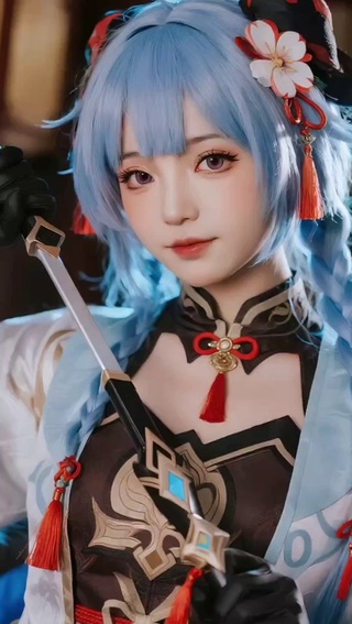 可爱的女生cos胡桃