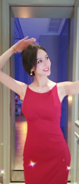 红裙美女在跳舞