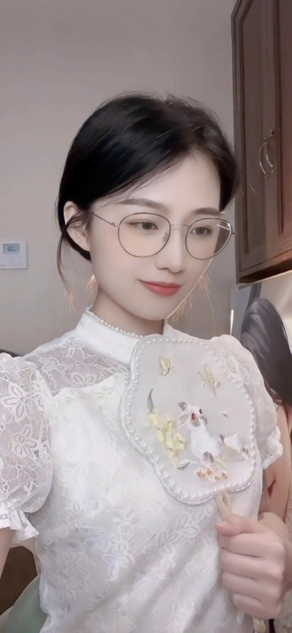 心动美丽眼镜女孩