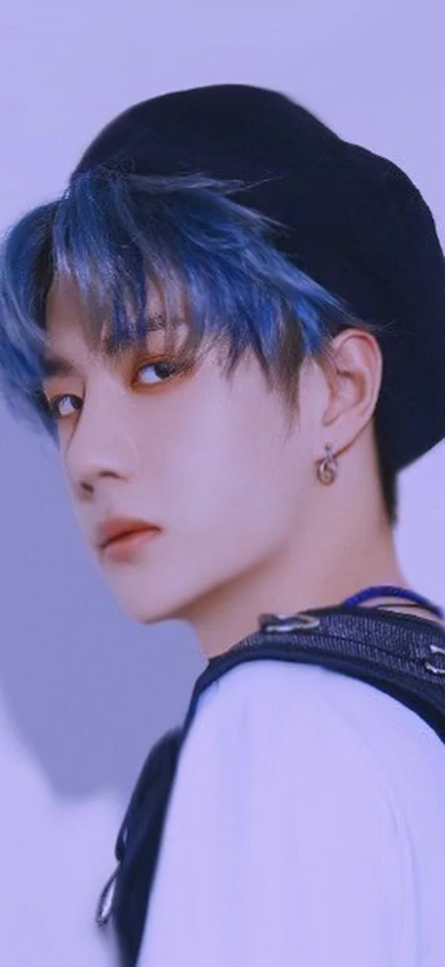 王一博  蓝发造型