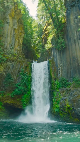 山涧瀑布水潭