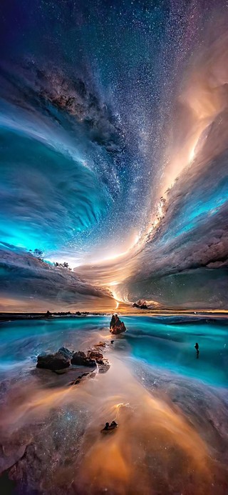 夕阳下的海景与天空