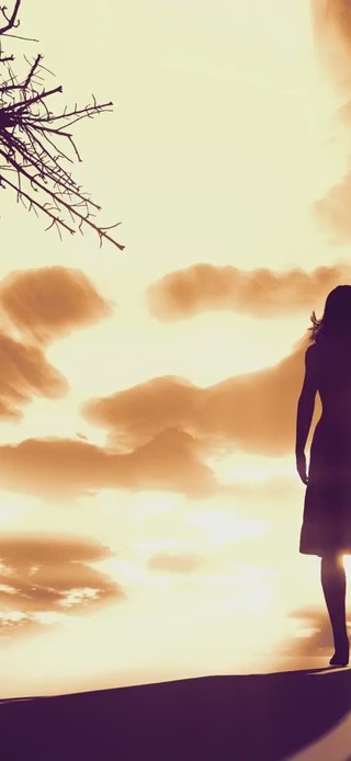 唯美夕阳下美女背影跳舞
