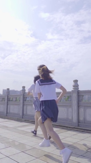 蓝天下奔跑的少女