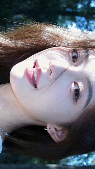 林间阳光下的清纯美女