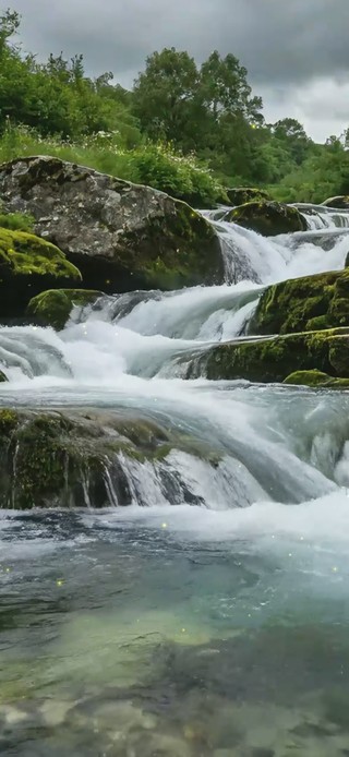 林间溪流