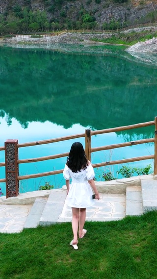 白裙少女与碧蓝湖水