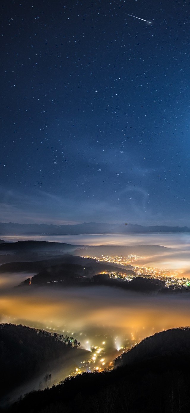 烟雾缭绕的山顶星空景色