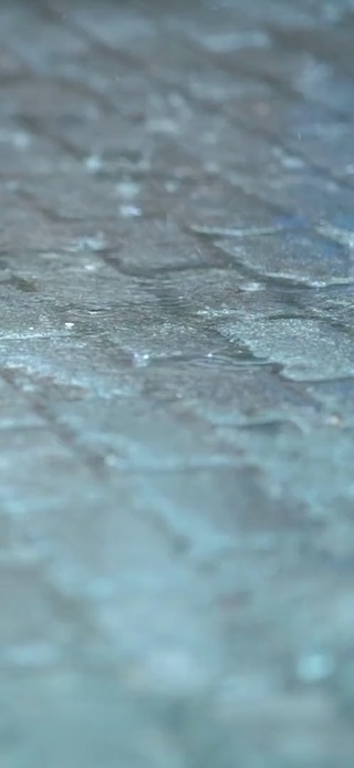 青石板路下雨意境
