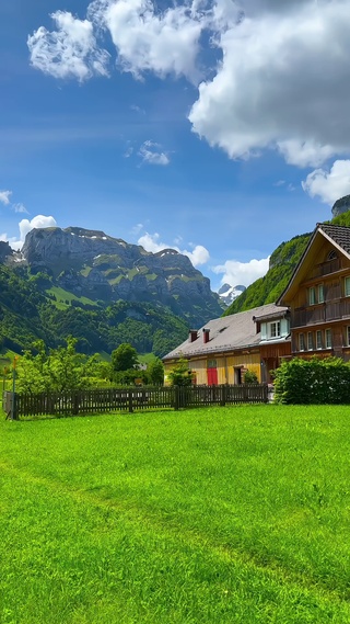 山脚下的小屋