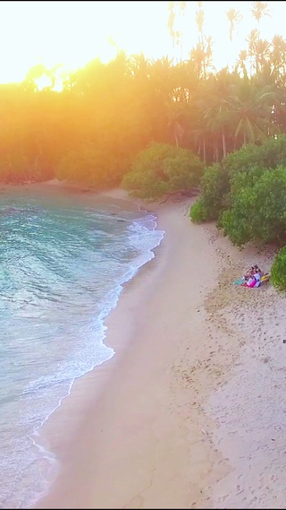 4K唯美夕阳海滩情侣