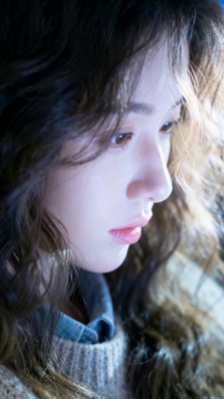 夜晚车内氛围感美女