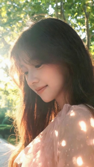 林间逆光清新长发美女