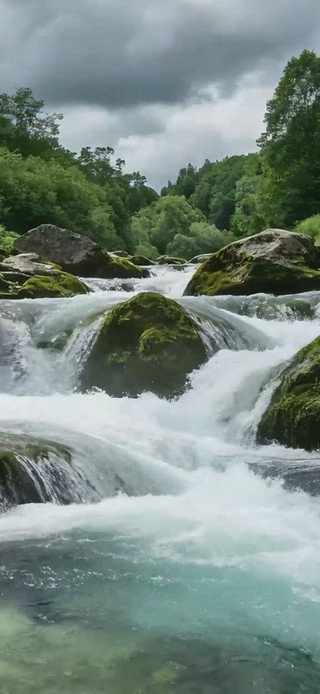 山间溪水