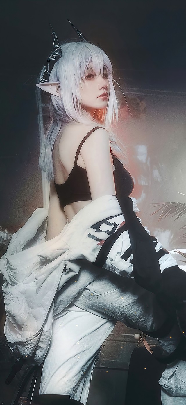 COS白发女孩