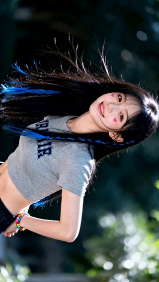 阳光下清新甜酷蓝发少女