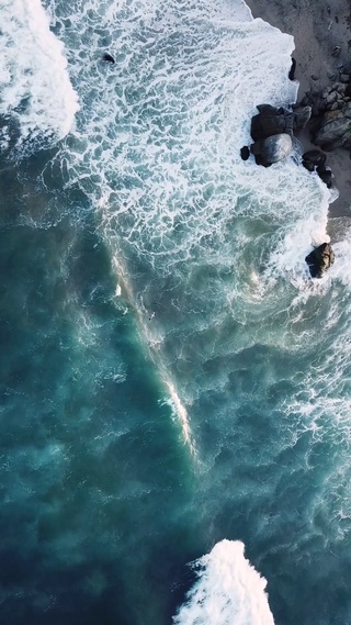 俯瞰大海海浪波涛拍岸