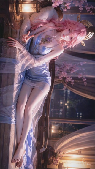 慵懒居家粉发美少女
