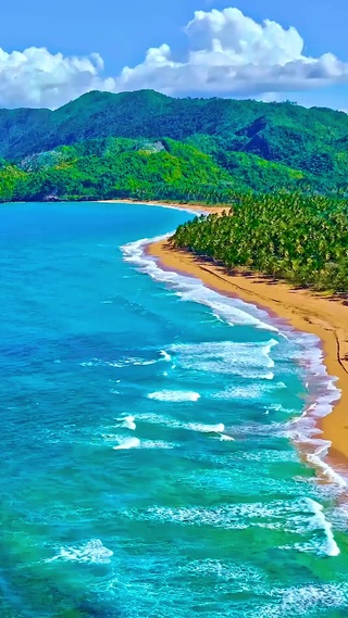 航拍海滩海浪蓝天