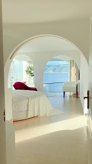 白色房子面朝大海
