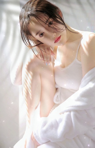 树影下的少女