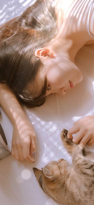小猫咪和小姐姐