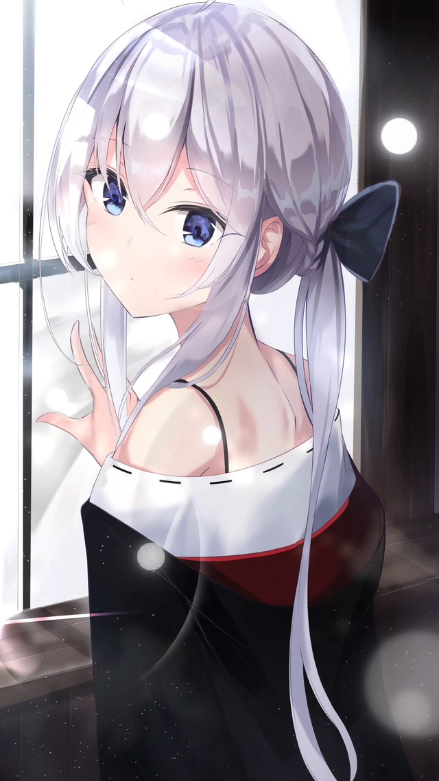 窗台边的白发少女