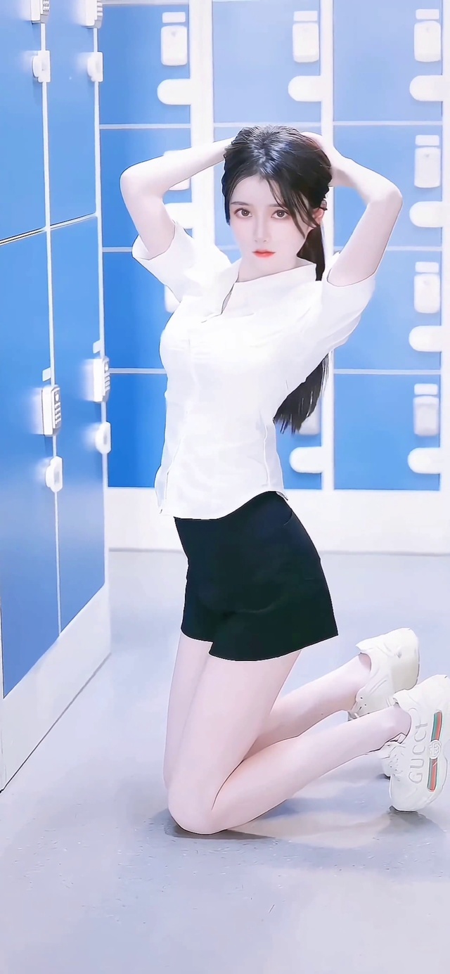 性感长腿黑色短裤清纯美女