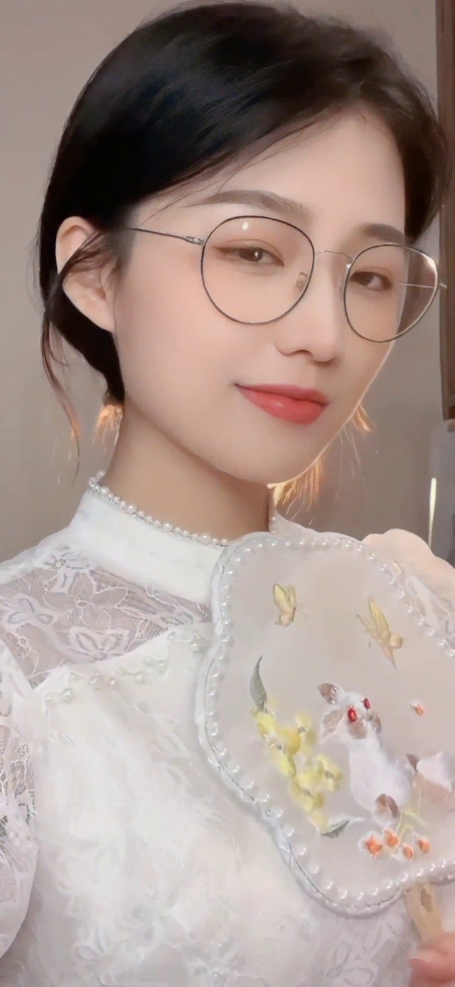 心动美丽眼镜女孩