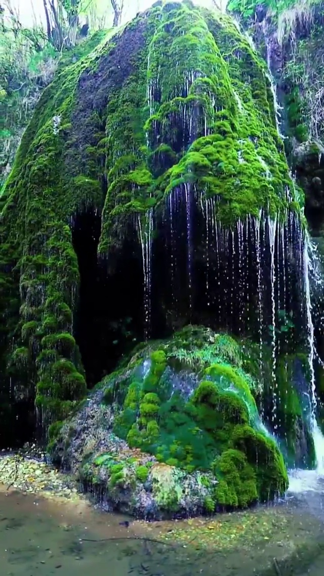 治愈山洞流水