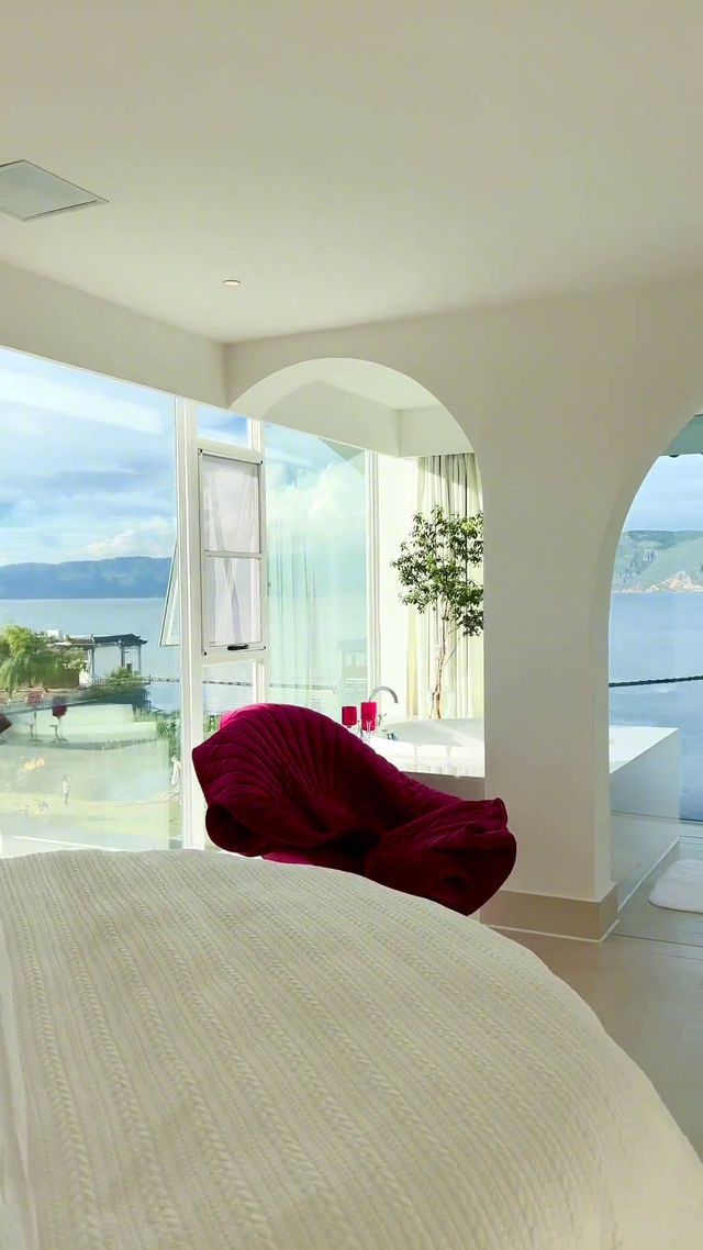 白色房子面朝大海
